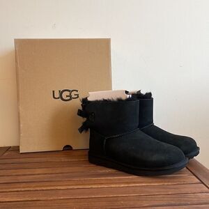 UGG Kids' Mini Bailey Bow II Boots Black USA Big Kid Size 5Y/UK 4/EU 37